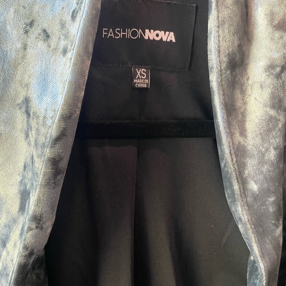 Fashion Nova Metallic Silver Crushed Velvet Blazer - Picture 3 of 6